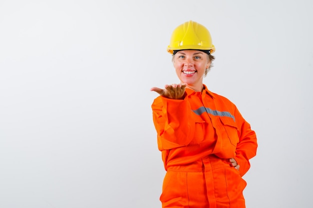 Firewoman em seu uniforme com um capacete de segurança