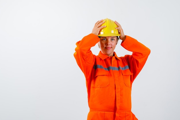 Foto grátis firewoman em seu uniforme com um capacete de segurança