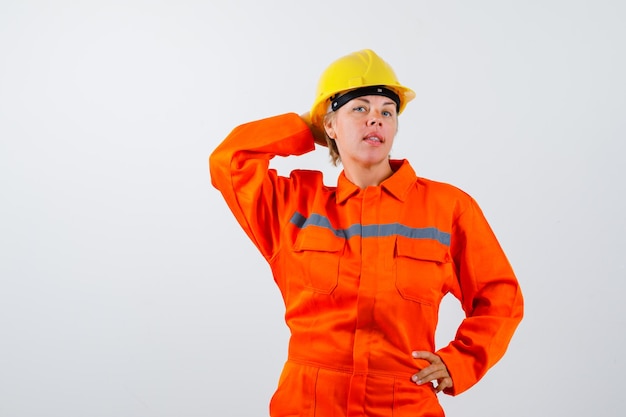 Firewoman em seu uniforme com um capacete de segurança