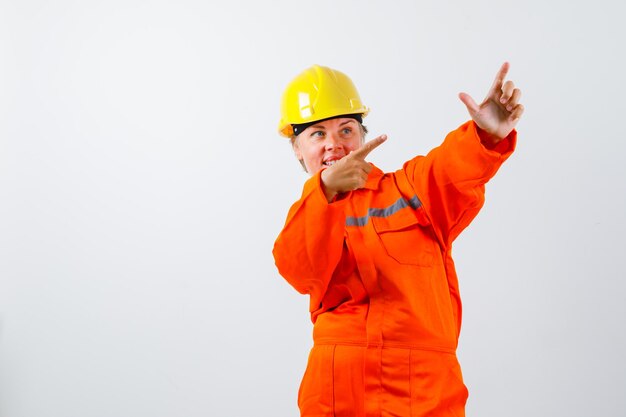 Firewoman em seu uniforme com um capacete de segurança