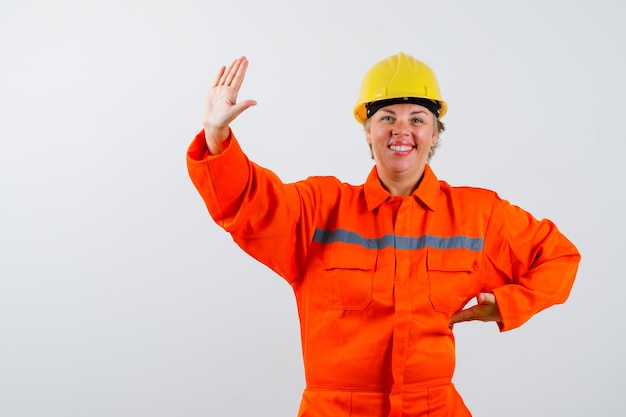 Firewoman em seu uniforme com um capacete de segurança