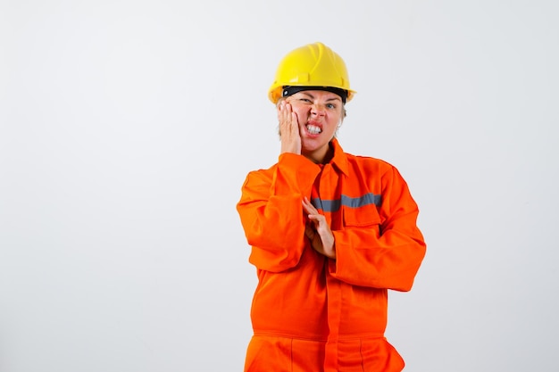 Firewoman em seu uniforme com um capacete de segurança