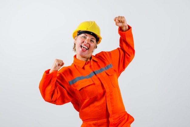 Foto grátis firewoman em seu uniforme com um capacete de segurança