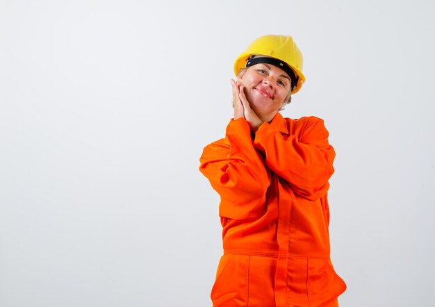 Firewoman em seu uniforme com um capacete de segurança