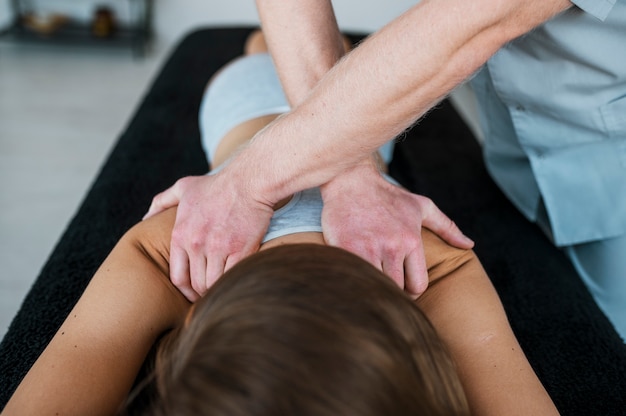 Fisioterapeuta e mulher durante uma sessão de fisioterapia