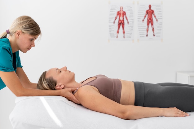 Fisioterapeuta fazendo massagem em seu paciente na clínica