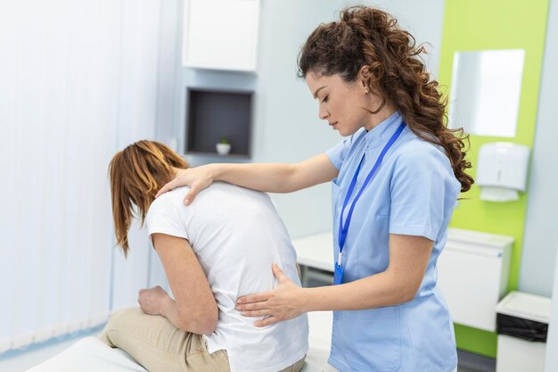Fisioterapeuta fazendo tratamento de cura nas costas da mulher Tratamento do paciente com dor nas costas médico massagem terapeuta síndrome do escritório