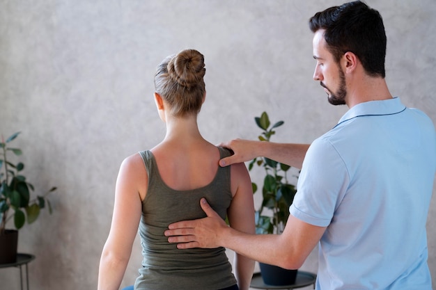 Foto grátis fisioterapeuta verificando tiro médio