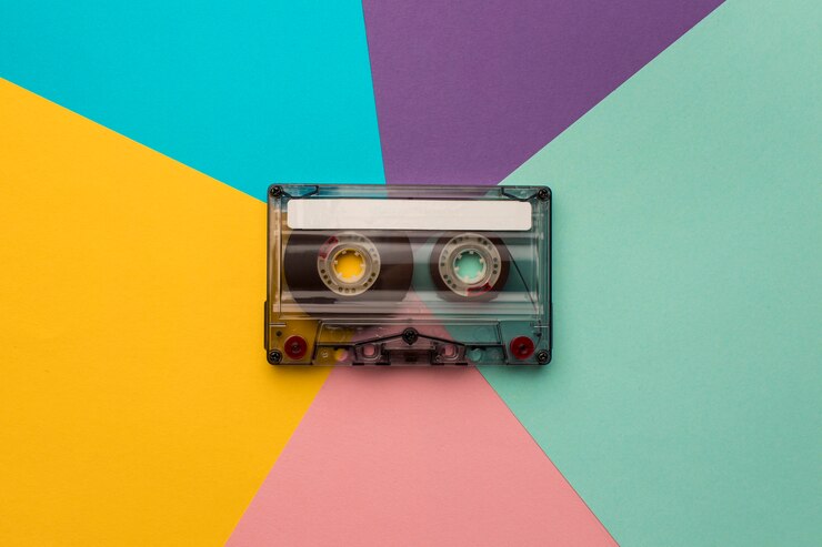 Foto grátis fita cassete vintage em fundo colorido