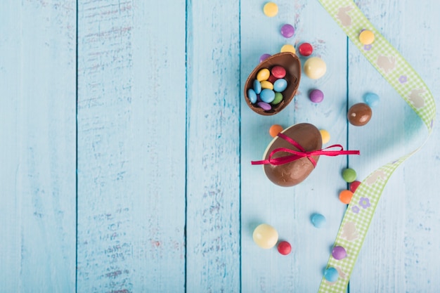 Foto grátis fita perto de ovos de chocolate