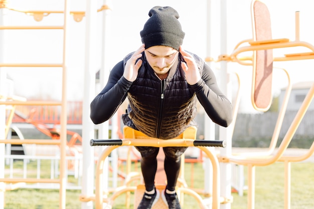 Foto grátis fitness homem treinamento ao ar livre vida ativo saudável