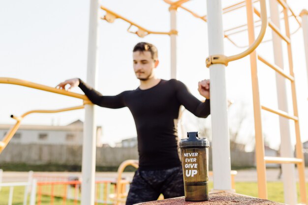 Fitness homem treinamento ao ar livre vida ativo saudável