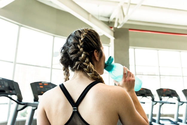 Fitness menina bebendo água