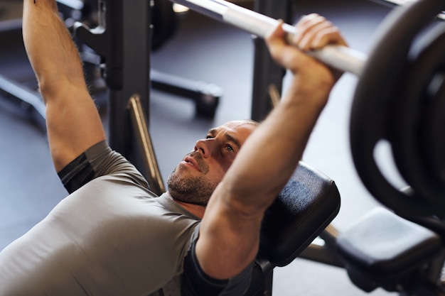 Foto grátis fitness no ginásio, levantamento de peso