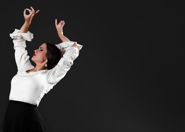 Foto grátis flamenca com os braços para cima e copie o espaço