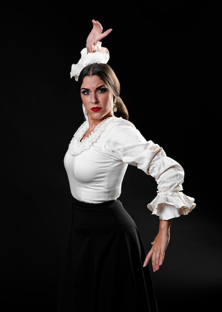 Foto grátis flamenco mulher olhando para a câmera