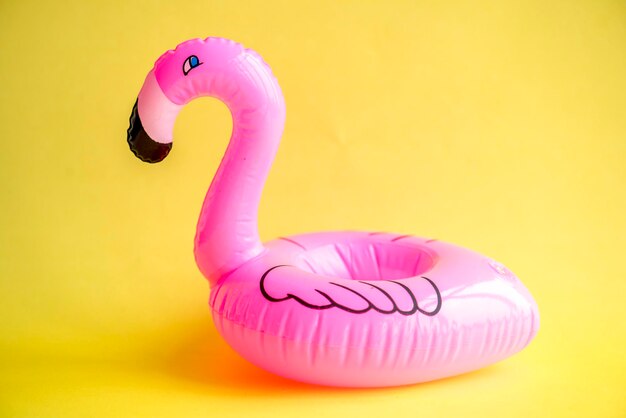 Flamingo inflável em fundo amarelo