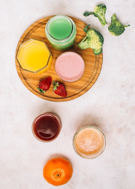 Flat lay arranjo colorido de smoothies e frutas