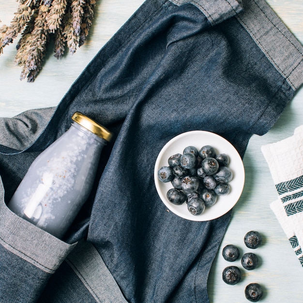 Foto grátis flat lay blue smoothie e avental