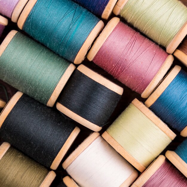 Flat lay de carretéis de linha colorida
