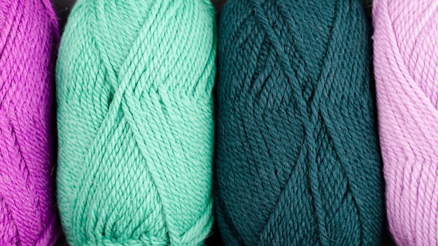 Flat lay de fios de lã coloridos