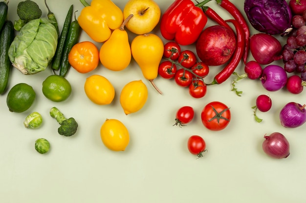 Foto grátis flat lay deliciosas frutas e legumes