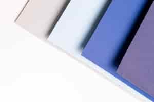 Foto grátis flat lay diferentes tons de azul padrão com espaço de cópia