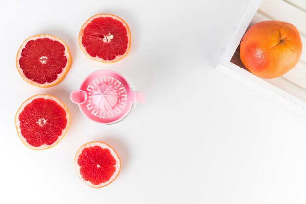 Flat lay juicer e toranja com espaço de cópia