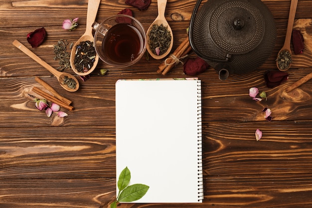 Flat lay notepad template com conceito de chá