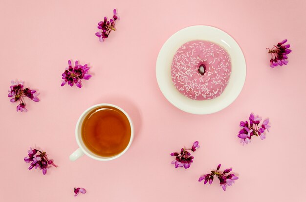 Flat lay xícara de chá ainda vida