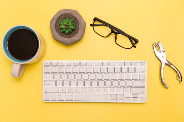 Foto grátis flat leigos de teclado com café e tosquiadeiras