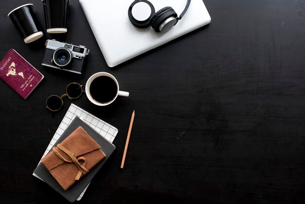 Flatlay de gadgets em fundo preto