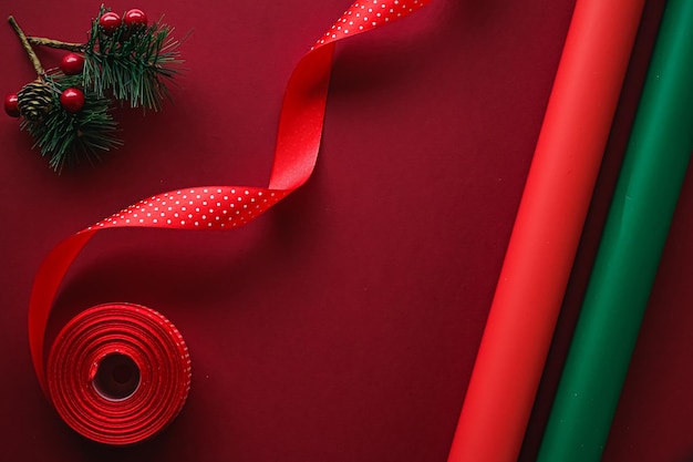 Flatlay de natal e ornamento de decoração de conceito de design de férias e embrulho de presente de natal em papel vermelho... Foto Premium