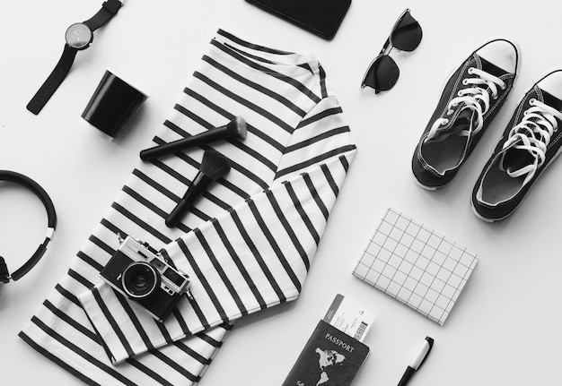 Foto grátis flatlay de roupa para viagens