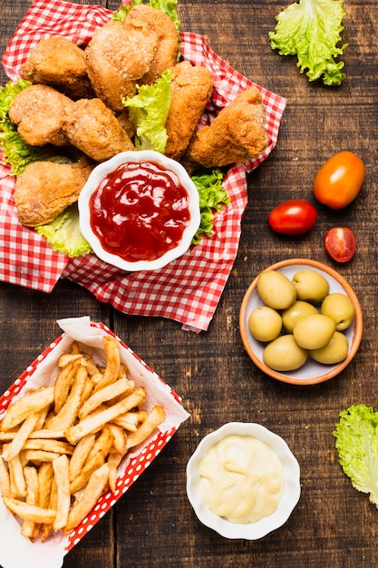 Foto grátis flay leigos de refeição de fast food na mesa de madeira