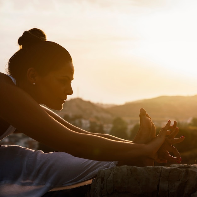 Foto grátis flexibilidade e yoga ao ar livre