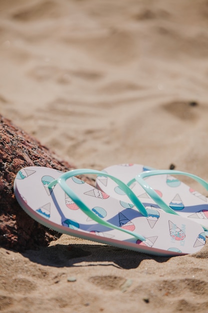 Flip flops com desenhos de sorvete na areia