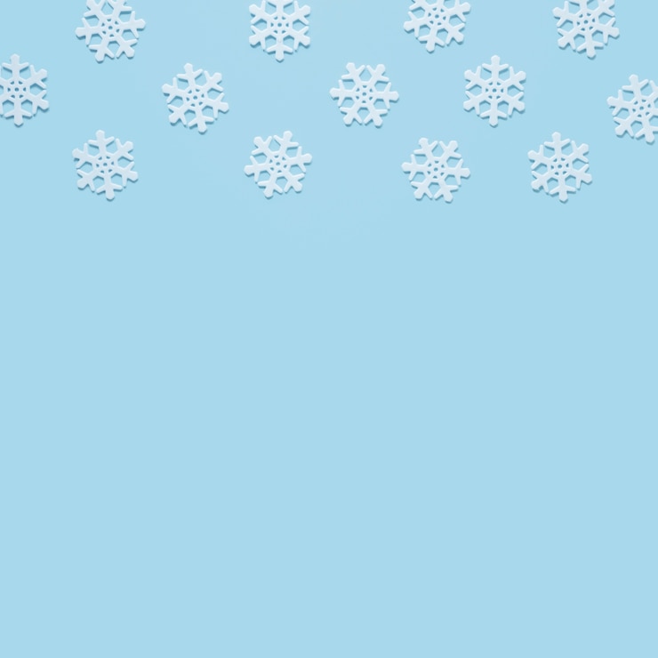 Foto grátis floco de neve em fundo azul bebê com espaço de cópia