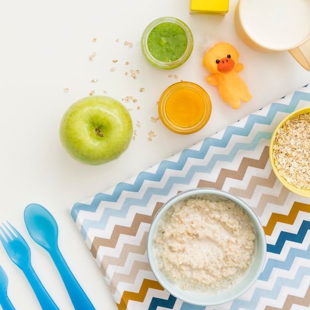 Foto grátis flocos de aveia com leite e frutas