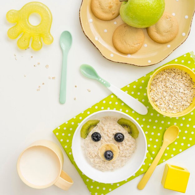 Flocos de aveia com leite em forma de urso para bebê