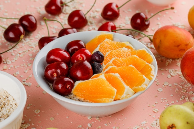 Flocos de aveia com pêra, Damasco, laranja, cereja, frutas na tigela