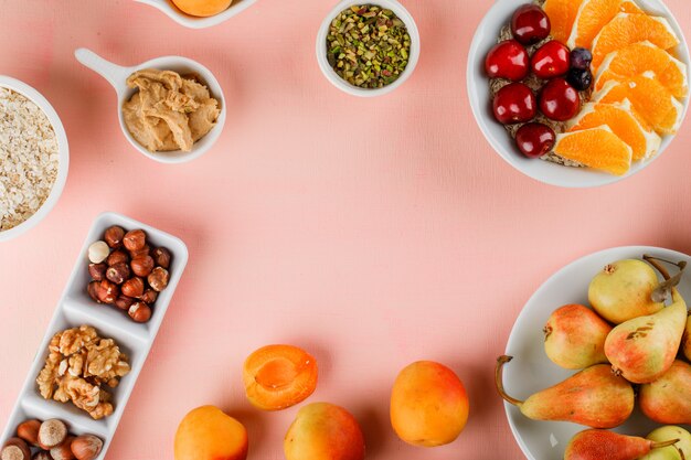 Flocos de aveia em tigelas com frutas, nozes, manteiga de amendoim