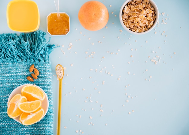 Flocos de Milho com frutas e geléia na mesa