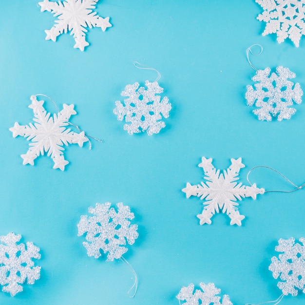 Flocos de neve diferentes na mesa azul