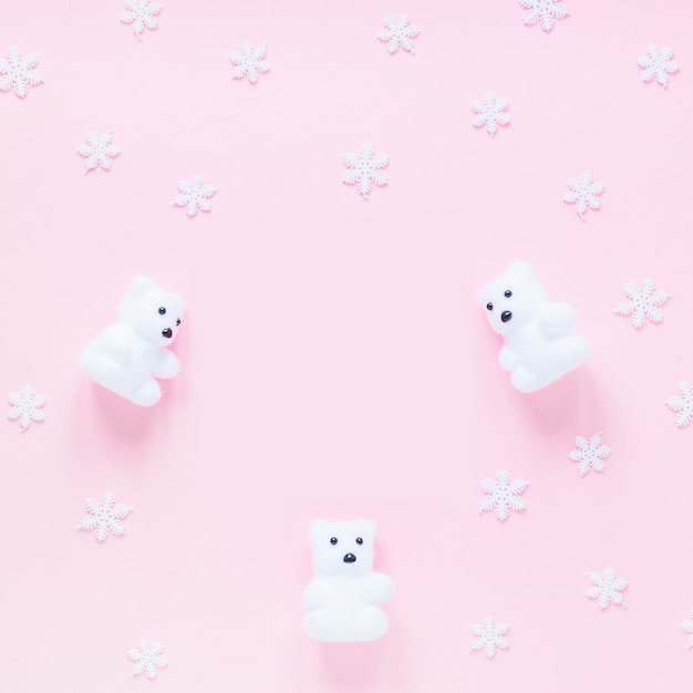 Foto grátis flocos de neve perto de ursos de brinquedo