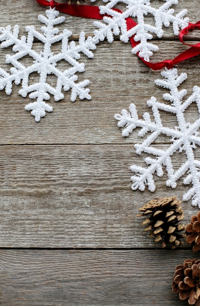 Foto grátis flocos de neve, pinhas e fita vermelha