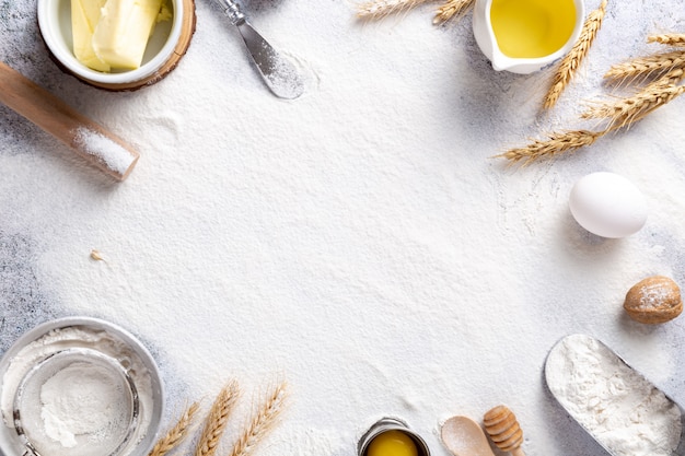 Flor branca com ingredientes de cozinha em cima da mesa