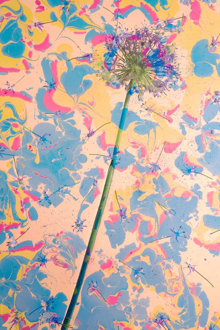 Flor com pintura psicodélica