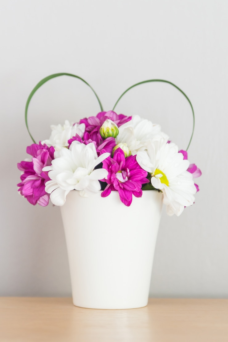 Foto grátis flor de vaso com sinal de amor