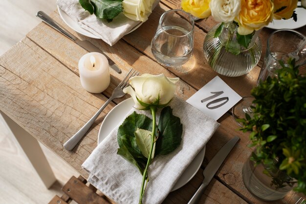 Flor e número de mesa de casamento de alto ângulo